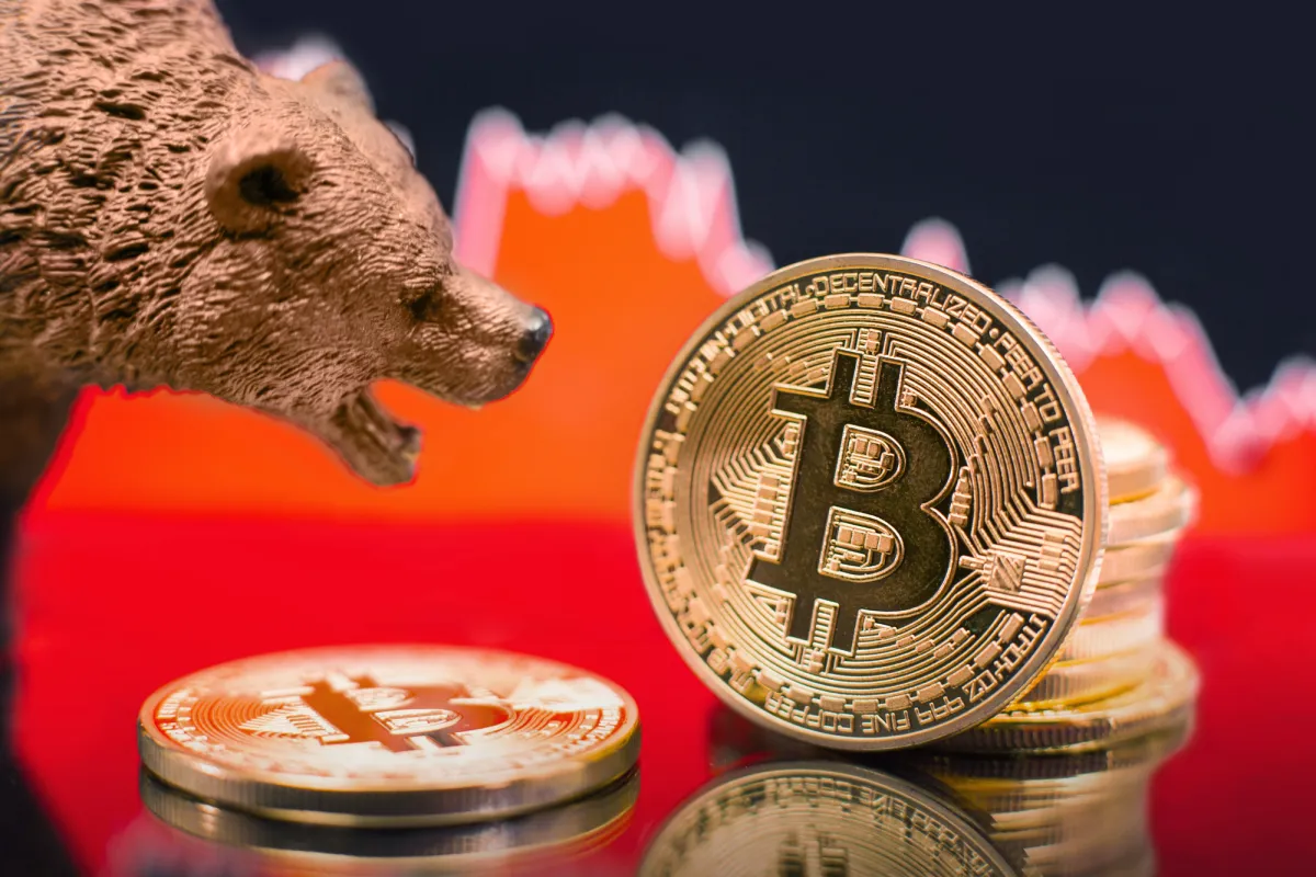 Bitcoin to $10,000? Top Bloomberg Expert Predicts Groundbreaking 86% Crash for Crypto